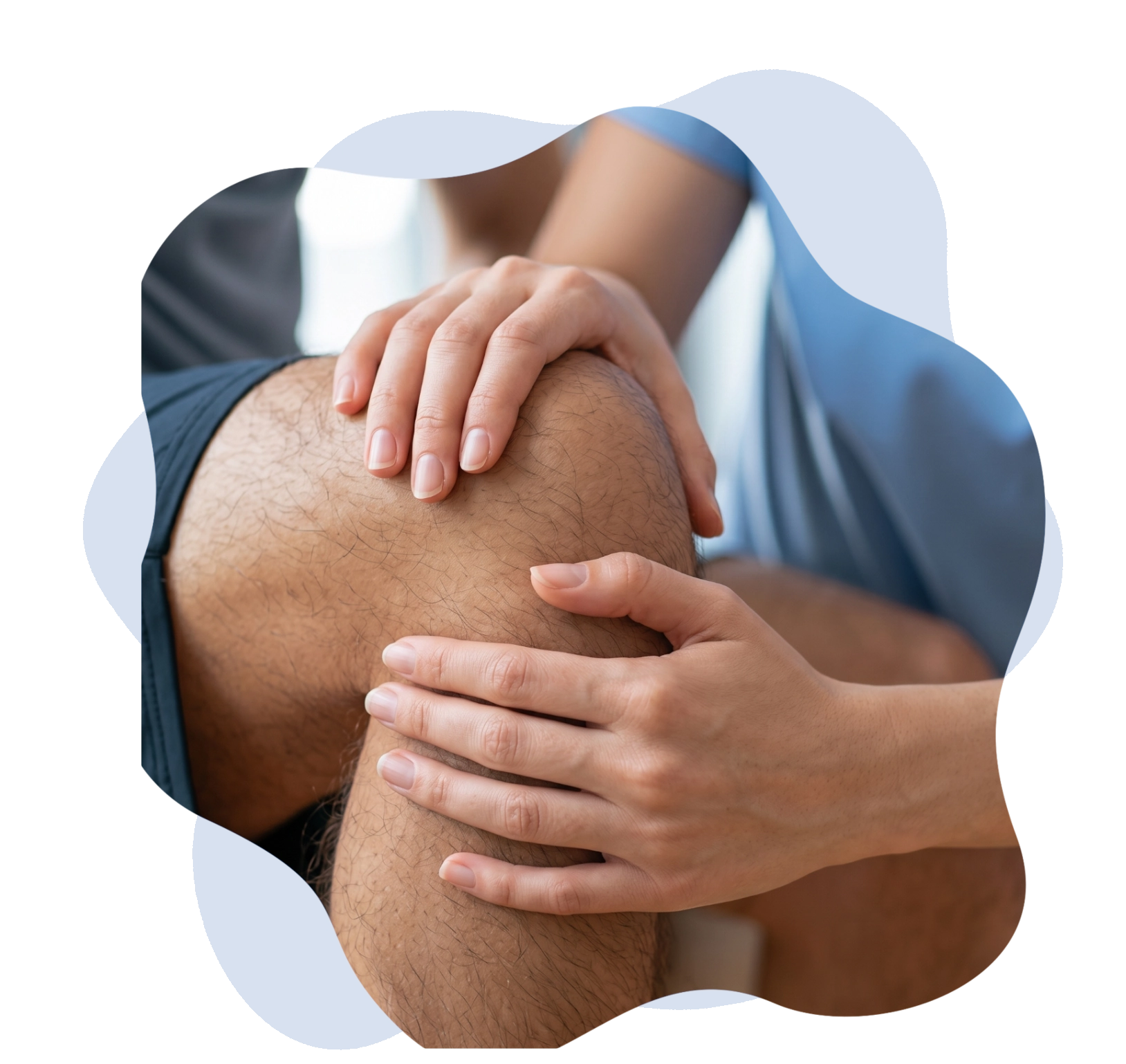 Manos evaluando la rodilla de un paciente con lesion deportiva